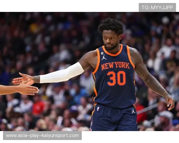 尼克斯兰德尔突破急停高难度跳投，稳稳命中